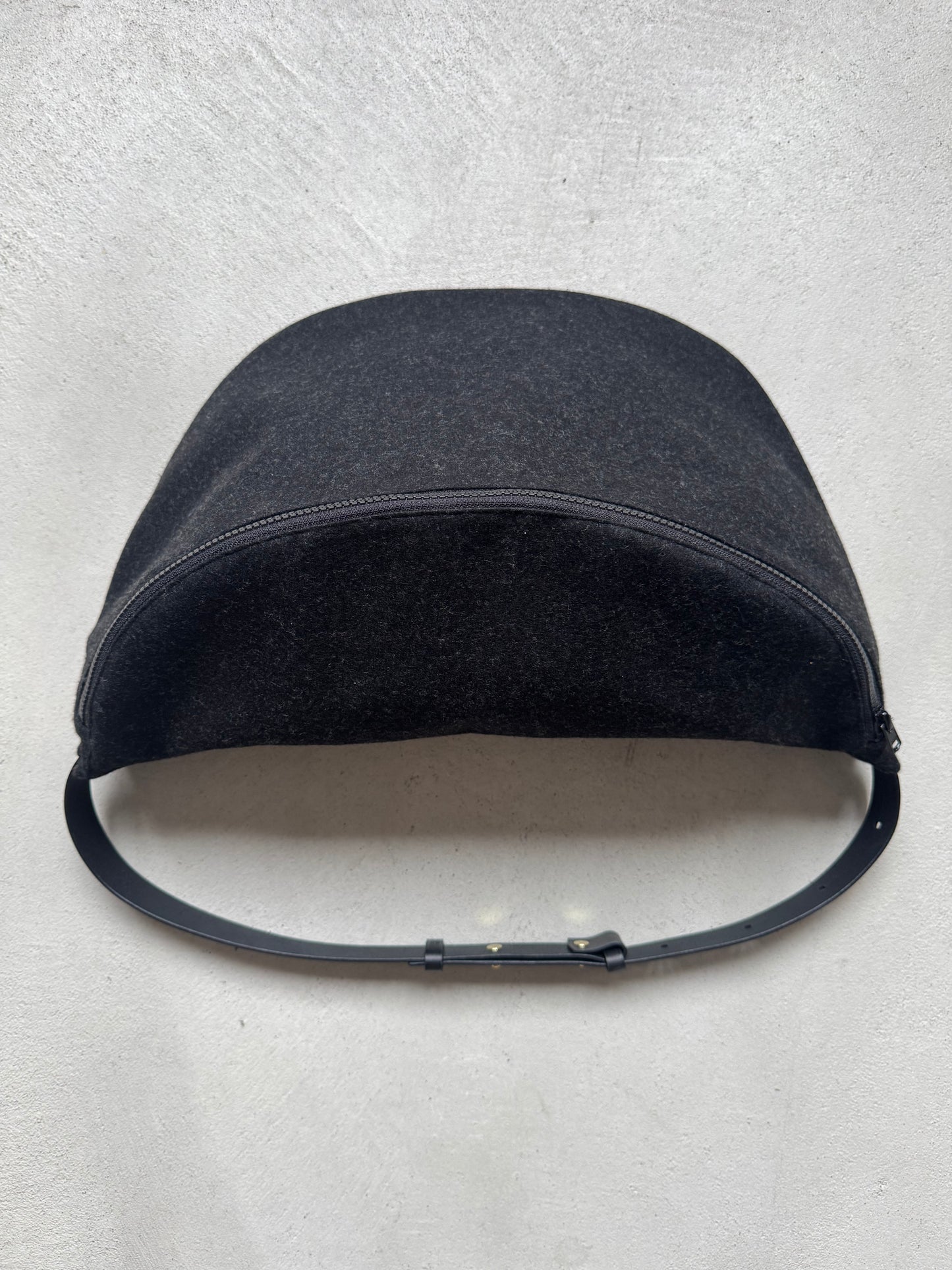 MA02 - Spacious Antracite Belt Bag + Vicus Leather Belt