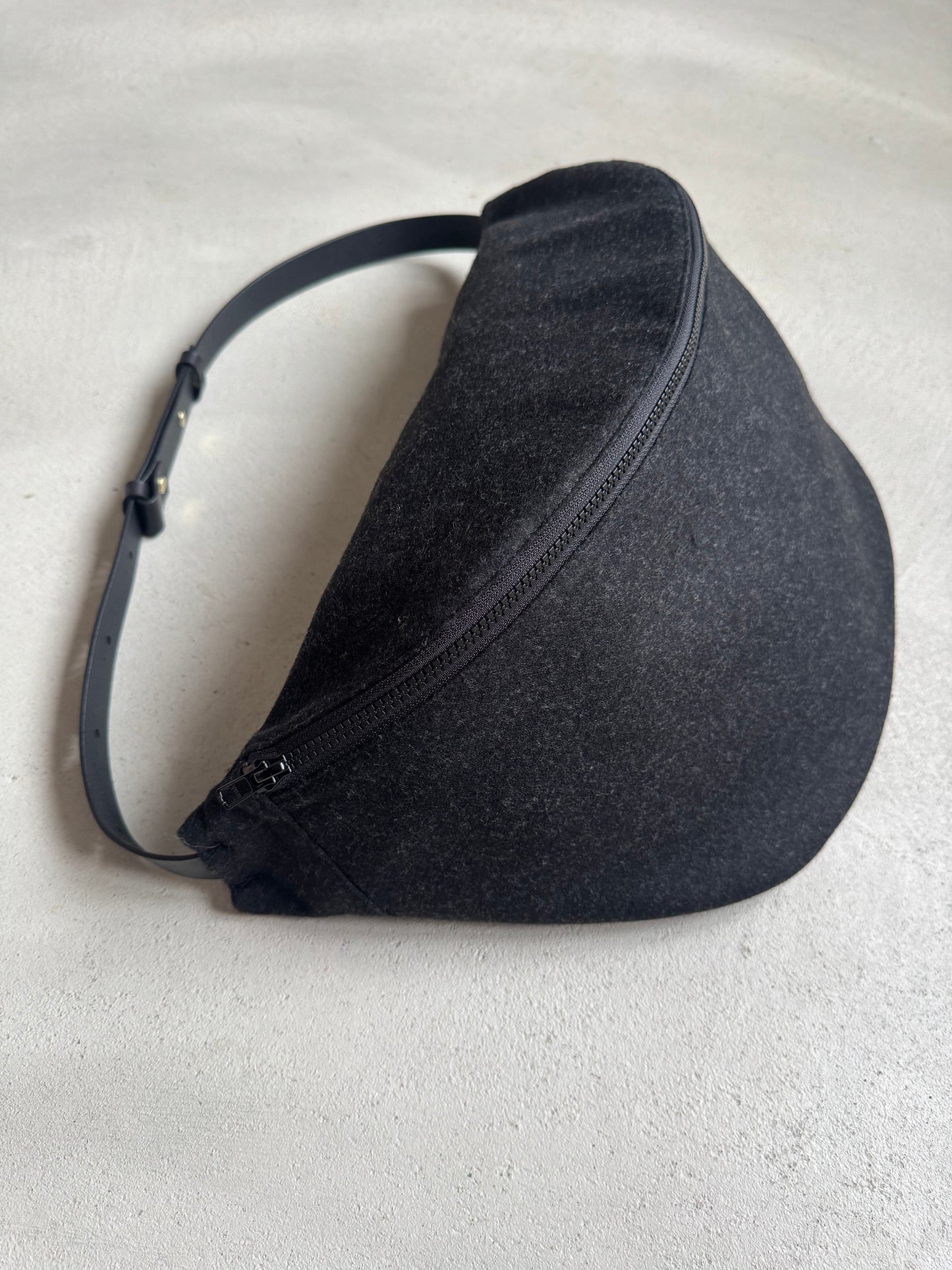 MA02 - Spacious Antracite Belt Bag + Vicus Leather Belt