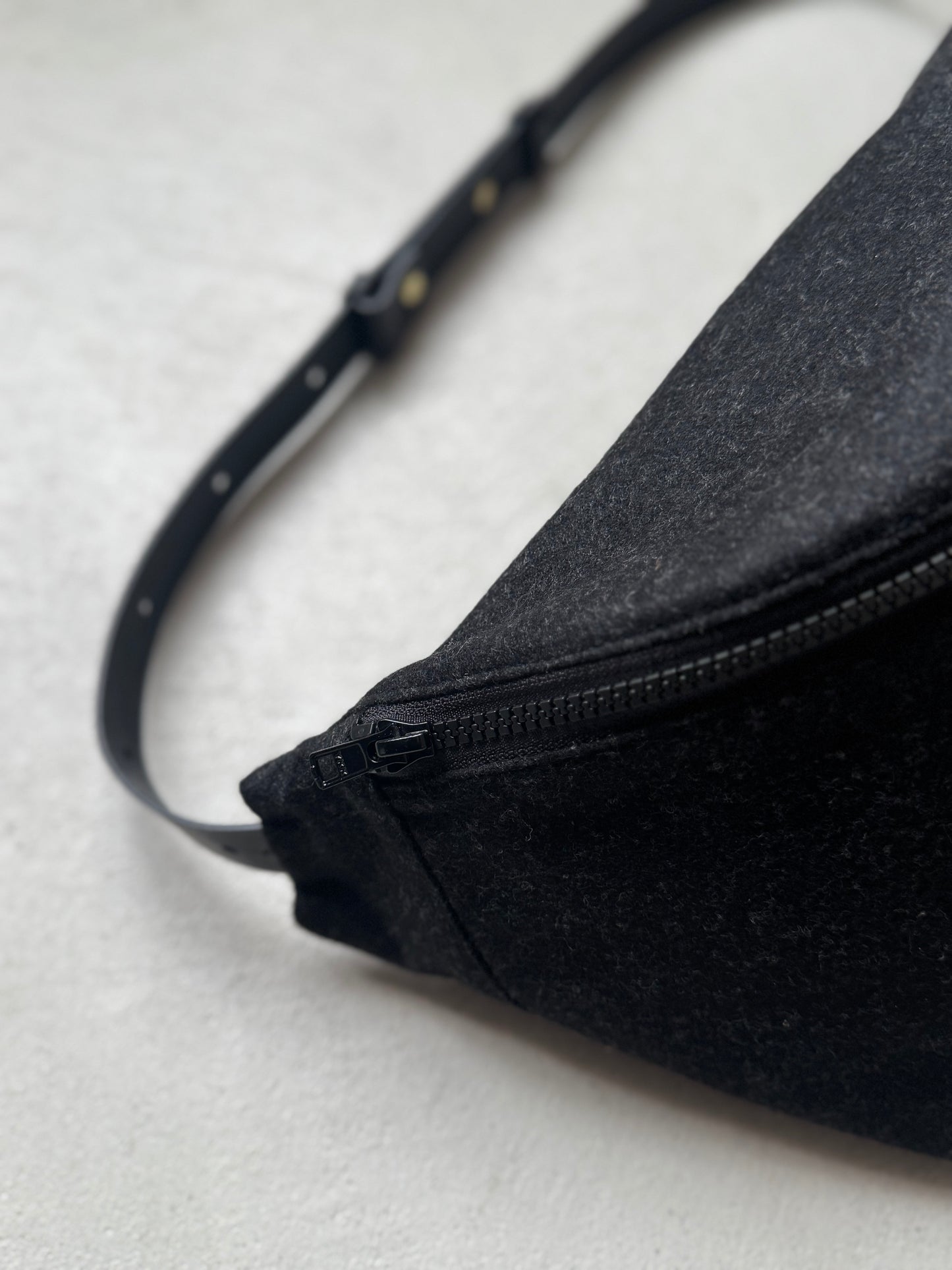 MA02 - Spacious Antracite Belt Bag + Vicus Leather Belt