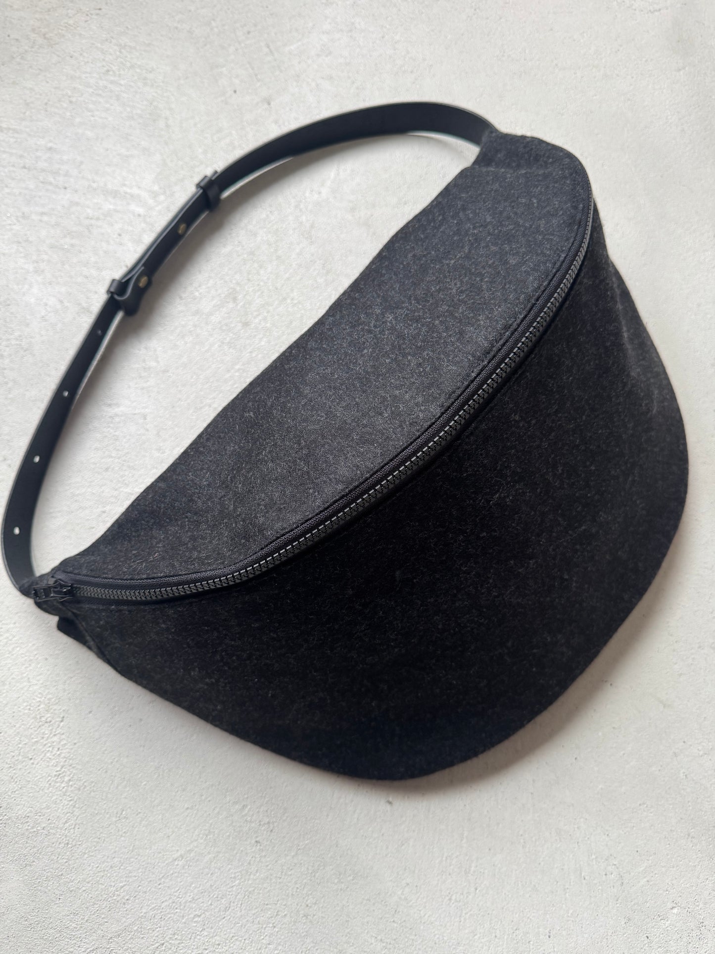 MA02 - Spacious Antracite Belt Bag + Vicus Leather Belt